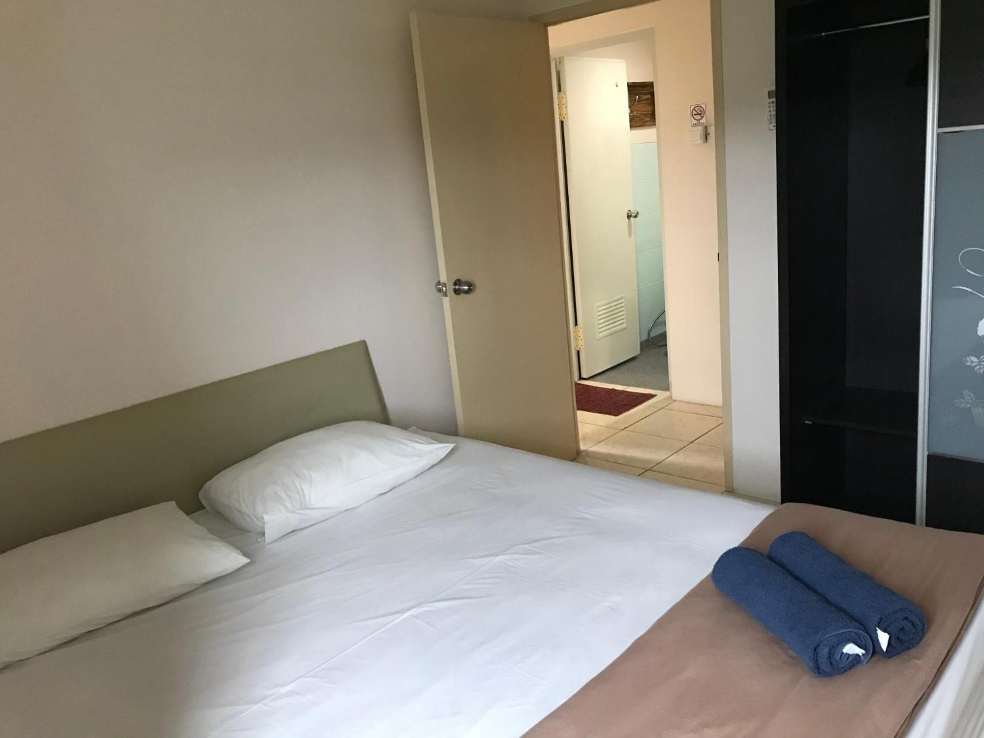 Queen Victoria Apartment Batam Номер фото