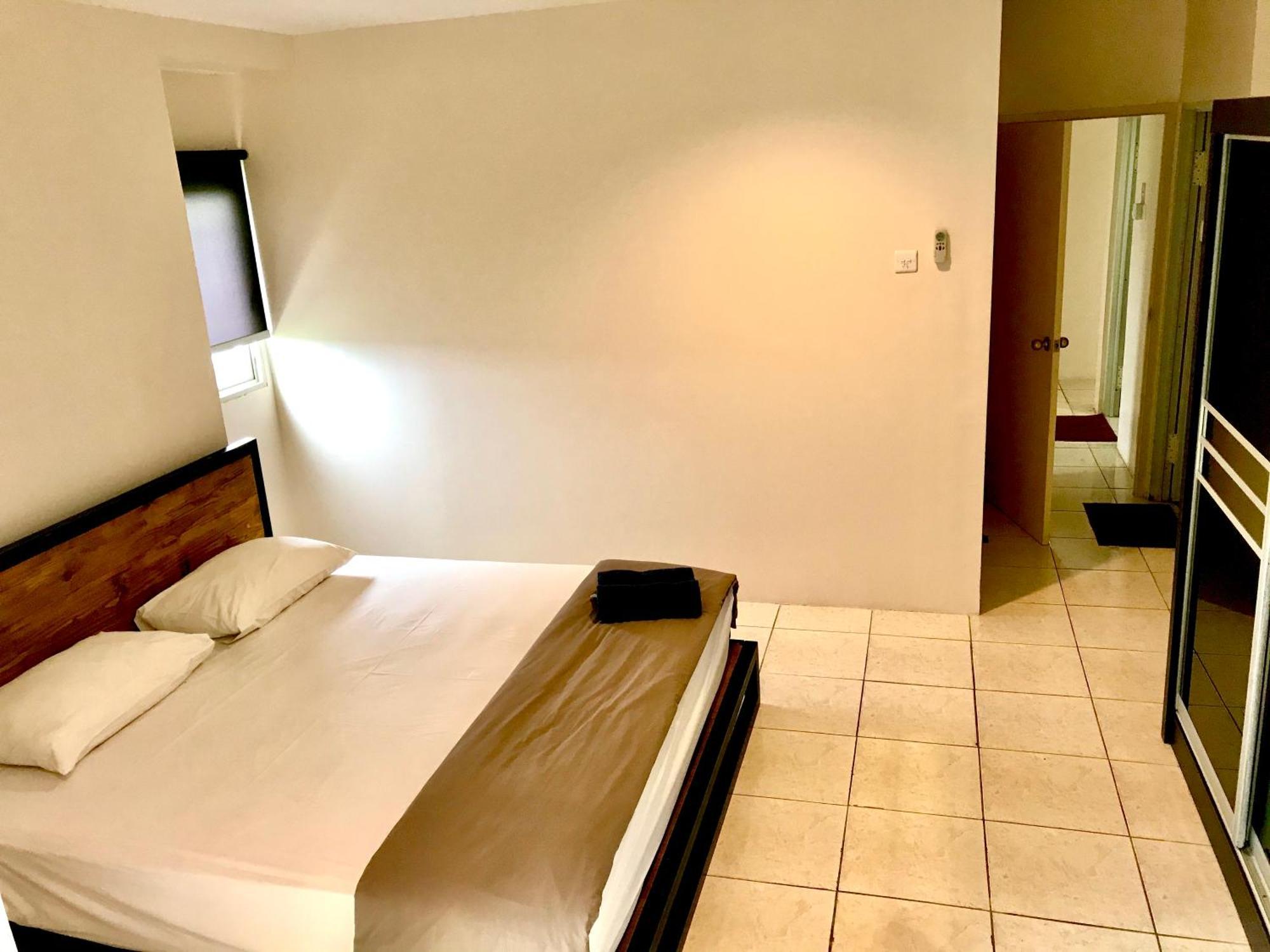 Queen Victoria Apartment Batam Номер фото